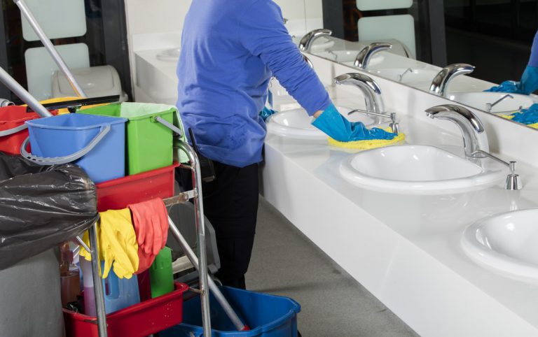 Services des entreprises de nettoyage pour les espaces sanitaires
